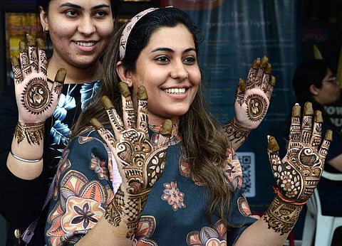 மருத்துவ குணங்களை கொண்ட மருதாணி துளசியைப்போன்று தெய்வீக மூலிகையாகவும் போற்றப்படுகிறது.