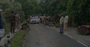 அஞ்சிகுன்னு பகுதியில் பாய்ந்து செல்லும் மழை நீா்.