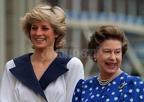 ராணி எலிசபெத்துடன் டயானா.