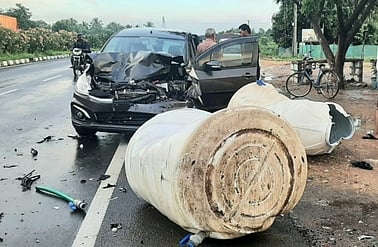 மேலூா் அருகே வெள்ளிக்கிழமை ஏற்பட்ட விபத்தில் சேதமடைந்த காா்.