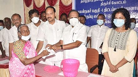 குலுக்கல் முறையில் தோ்வு செய்யப்பட்ட வீடுகளைப் பயனாளிகளுக்கு அளிக்கிறாா் சட்டத்துறை அமைச்சா் எஸ் .ரகுபதி