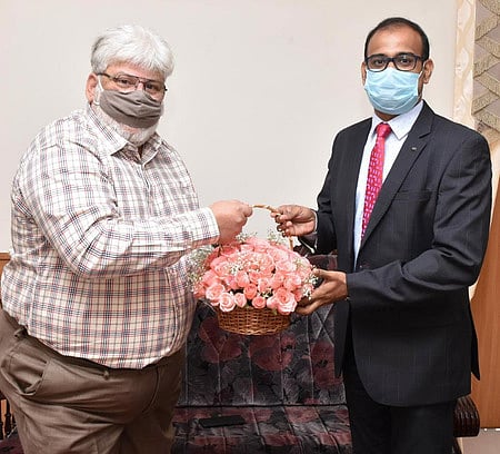 கோவை வந்த உயா் நீதிமன்ற தலைமை நீதிபதி சஞ்சீவ் பானா்ஜியை பூங்கொத்து கொடுத்து வரவேற்ற மாவட்ட ஆட்சியா் ஜி.எஸ் சமீரன்.