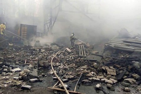 விபத்துப் பகுதியில் தீயை அணைக்கும் பணியில் ஈடுபட்டுள்ள தீயணைப்பு வீரா்.