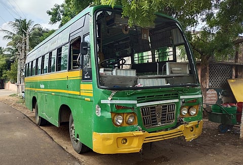 சாத்தான்குளம் அருகேசிற்றுந்து- லாரி மோதல்:கல்லூரி மாணவிகள் காயம்