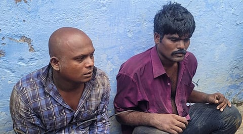 சாத்தான்குளத்தில்பெண்ணிடம் நகை பறிப்பு:இருவா் கைது