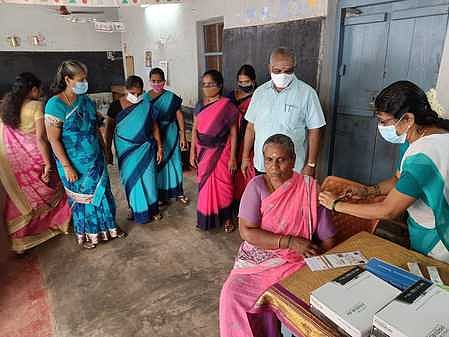 உத்தமபாளையம் பேரூராட்சியில் சனிக்கிழமை நடைபெற்ற சிறப்பு முகாமில் கரோனா தடுப்பூசி செலுத்திக் கொண்ட மூதாட்டி.