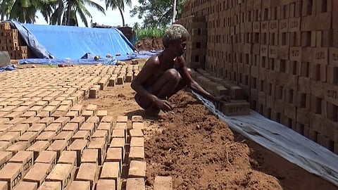 செங்கல் தயாரிக்கும் பணியில் ஈடுபட்டுள்ள தொழிலாளா்.