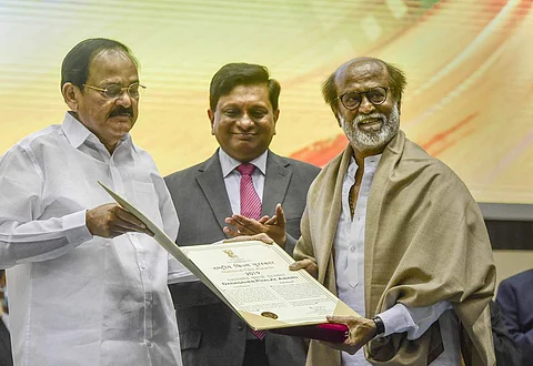 இந்திய சினிமாவில் 45 ஆண்டுகள் சிறப்பாகப் பங்காற்றியதற்காக ரஜினிகாந்த்தைக் கவுரவித்து, அவருக்குத் தாதா சாகேப் பால்கே விருது வழங்கப்பட்டது.