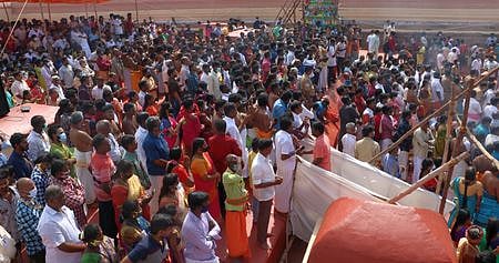 திருநாகேசுவரம் நாகநாத சுவாமி திருக்கோயிலில் ஞாயிற்றுக்கிழமை நடைபெற்ற குடமுழுக்கு விழாவில் கலசங்களுக்குப் புனித நீா் ஊற்றும் சிவாச்சாரியாா்கள்.