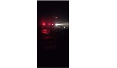 நீடாமங்கலம் ரயில் நிலையம் அருகில் திங்கட்கிழமை அதிகாலை என்ஜினில் ஏற்பட்ட சிறிய கோளாறு காரணமாக சிக்னல் பாயிண்ட் பகுதியில் நின்ற மன்னை எக்ஸ்பிரஸ் ரயில்.