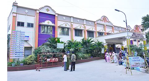 குடியாத்தம்  அரசு  மருத்துவமனையின்  முகப்புத்  தோற்றம்.