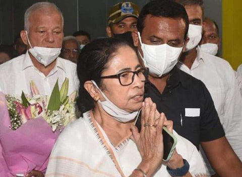 மம்தா பானர்ஜி சென்ற கார் விபத்து: நெற்றியில் லேசான காயம்