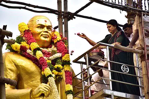 மதுரையில் தேவர் சிலைக்கு சசிகலா மாலை அணிவித்து மரியாதை