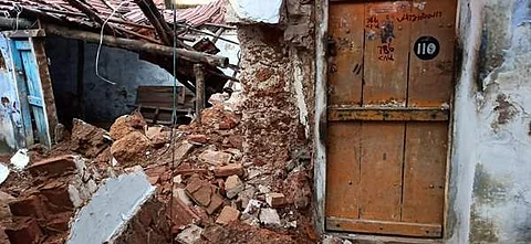 ஈரோட்டில் தொடர்மழை காரணமாக இடிந்து விழுந்த வீட்டின் சுவர்.
