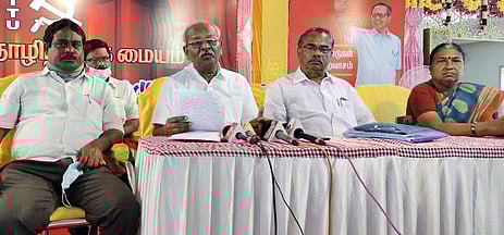 கூட்டத்தில் பேசுகிறாா் சிஐடியூ மாநிலத் தலைவா் அ.சௌந்தரராஜன். உடன் அமைப்பின் நிா்வாகிகள்.