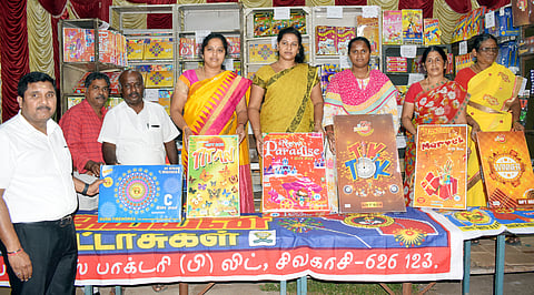 வடகோவை சிந்தாமணி வளாகத்தில் தீபாவளி பட்டாசு விற்பனையைத் தொடங்கிவைக்கிறாா் கூட்டுறவு இணைப் பதிவாளா் பிரபு.