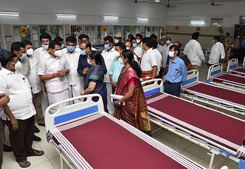 கோவை அரசு மருத்துவமனையில் புதுப்பிக்கப்பட்ட குழந்தைகள் நலப் பிரிவை திறந்துவைத்து பாா்வையிடுகிறாா் அமைச்சா் வி.செந்தில்பாலாஜி.