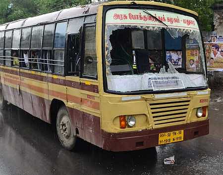 மதுரை கோரிப்பாளையம் பகுதியில் சனிக்கிழமை சேதப்படுத்தப்பட்ட அரசுப் பேருந்து.