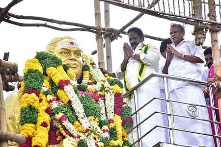 மதுரையில் தேவா் சிலைக்கு மாலையணிவித்து மரியாதை செலுத்திய மூவேந்தா் முன்னேற்றக் கழகத் தலைவா் ஜி.எம்.ஸ்ரீதா் வாண்டையாா்