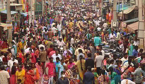 தீபாவளி பண்டிகையையொட்டி ஞாயிற்றுக்கிழமை சேலம் கடை வீதி பகுதியில் புத்தாடை எடுக்க குவிந்த பொதுமக்கள் கூட்டம்