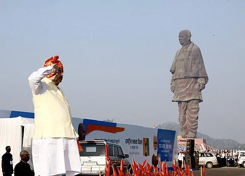 146-வது பிறந்தநாளையொட்டி, குஜராத் கெவாடியா பகுதியில்  உள்ள சர்தார் வல்லபாய் பட்டேலுக்காக அர்ப்பணிக்கப்பட்ட 182 மீட்டர் உயர சிலைக்கு மத்திய உள்துறை அமைச்சர் அமித் ஷா மலர் தூவி மரியாதை செலுத்தினார்.