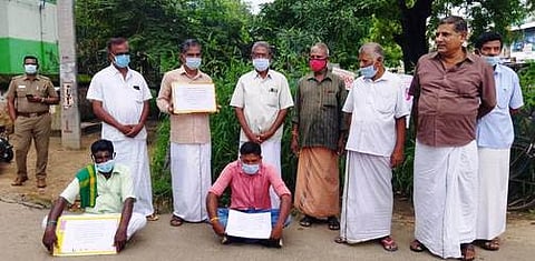 போராட்டத்தில்  ஈடுபட்டோா்.