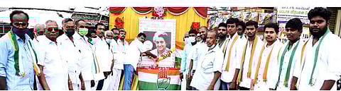 முன்னாள் பிரதமர் இந்திராகாந்தியின் உருவப்படத்திற்கு ஞாயிற்றுக்கிழமை மலர்தூவி மரியாதை செலுத்துகிறார் சேலம் மேற்கு மாவட்ட காங்கிரஸ் தலைவர் சி. எஸ்.ஜெய்க்குமார்.