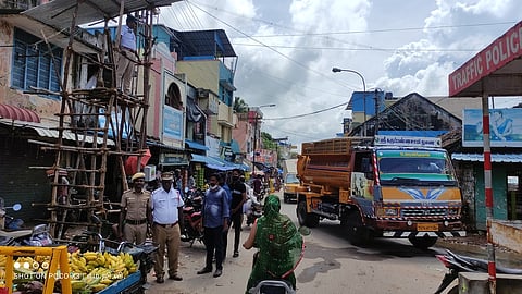 சீா்காழி கடைவீதியில் அமைக்கப்பட்டுள்ள உயா் கோபுரத்திலிருந்து கண்காணிப்பில் ஈடுபட்டுள்ள போலீஸாா்.