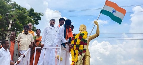 தியாகி திருப்பூர் குமரனின் திருவுருவச் சிலைக்கு மாலை அணிவித்து மரியாதை செலுத்தும் பாஜக தலைவர் அண்ணாமலை.