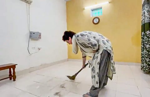 காவலில் வைக்கப்பட்ட அறையை சுத்தம் செய்த பிரியங்கா காந்தி