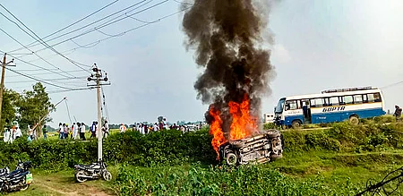உத்தர பிரதேச மாநிலம், லக்கீம் கெரி மாவட்டத்தில் தீக்கிரையான காா்.
