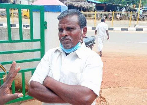 வங்கிக் கணக்கில் மோசடி மூலமாக பணத்தை இழந்த விவசாயி ராஜேந்திரன்.