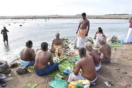 காவிரியில் நீராடி தர்ப்பணம் செய்த குறைவான உள்ளூர் மக்கள். 