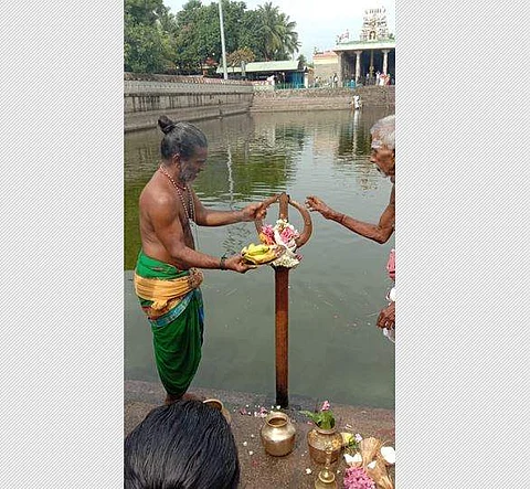 திருவெண்காடு சுவேதாரண்யேஸ்வரர் கோவிலில் அஸ்திர தேவர் தீர்த்தவாரி ஒட்டி தீபாரதனை நடந்த போது எடுத்த படம்.