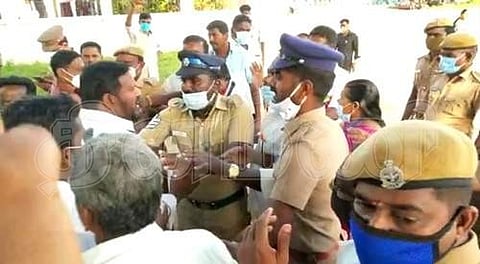ராணிப்பேட்டை அருகே திமுக - அதிமுக வினர் இடையே தள்ளுமுள்ளு