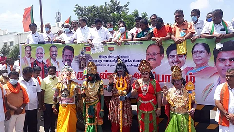 நாமக்கல் பூங்கா சாலையில் வியாழக்கிழமை நடைபெற்ற பாஜக ஆர்ப்பாட்டத்தில் பங்கேற்ற முன்னாள் எம்பி கே.பி.ராமலிங்கம்,  பஜக மாநில துணைத் தலைவர் வி.பி.துரைசாமி உள்ளிட்டோர்.