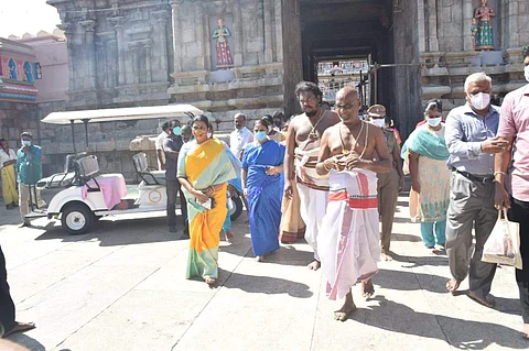 ஸ்ரீரங்கம் அருள்மிகு அரங்கநாதசுவாமி திருக்கோயிலில் சாமி தரிசனம் செய்ய  வரும் முதல்வர் மு.க.ஸ்டாலின் மனைவி துர்காஸ்டாலின்.
