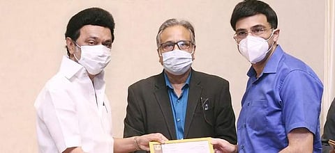 விஸ்வநாதன் ஆனந்த் உள்பட செஸ் வீரர்களுக்கு ஊக்கத்தொகை வழங்கிய தமிழக அரசு
