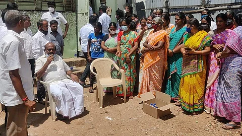 டாஸ்மாக் கடையை அகற்றக்கோரி மக்களுடன் தர்னாவில் ஈடுபட்ட திருப்பூர் தெற்கு சட்டப்பேரவை உறுப்பினர் க. செல்வராஜ்