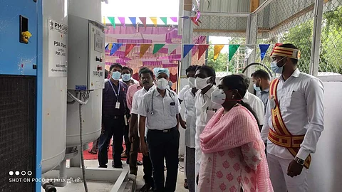 பி.எம்.கேர்ஸ் திட்டத்தின்கீழ் சீர்காழி அரசு மருத்துவமனையில் திறந்துவைக்கப்பட்டுள்ள ஆக்சிஜன் உற்பத்தி மையத்தை பார்வையிடும் மயிலாடுதுறை மாவட்ட ஆட்சியர் லலிதா, தலைமை மருத்துவர் பானுமதி, சீர்காழி எம்எல்ஏ