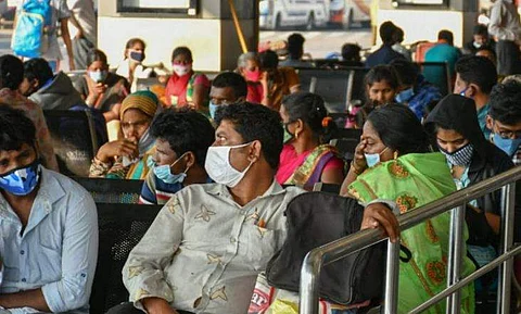 மும்பை விமான நிலையத்தில் நெரிசல்: கேள்விக்குறியான சமூக இடைவெளி