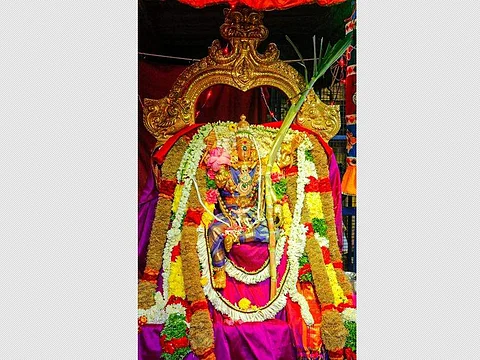 முதல் நாள் நவராத்திரி விழாவின்போது ராஜராஜேஸ்வரி  அலங்காரத்தில் எழுந்தருளி அருள் பாலித்த மானாமதுரை ஸ்ரீ ஆனந்தவல்லி அம்மன்.