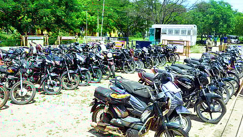 உரிமை கோரப்படாத 973 வாகனங்கள் மாா்ச் 26-இல் ஏலம்!