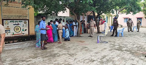 தங்களது வாக்கை பதிவு செய்ய ஆர்வமுடன் வரிசையில் நிற்கும் வாக்காளர்கள்.