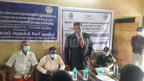 மனோலயம் மனவளர்ச்சிக் குன்றிய மாற்றுத்திறனாளி மாணவர்களுடன் கலந்துரையாடி சட்டப்பணிகள் ஆணைக் குழுவின் செயலாளரும், சார்பு நீதிமன்ற நீதிபதியுமான எம்.வீரணன்.