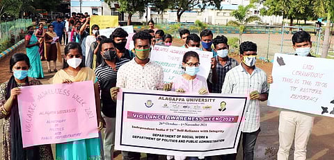 காரைக்குடி அழகப்பா பல்கலைக்கழகத்தில் திங்கள்கிழமை நடைபெற்ற லஞ்ச ஒழிப்பு விழிப்புணா்வுப் பேரணி.