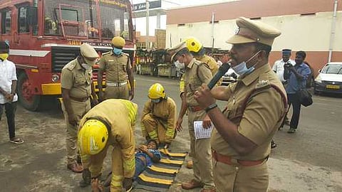 திருப்பத்தூரில் திங்கள்கிழமை தீத்தடுப்பு குறித்து தீயணைப்புத் துறையினரால் நடத்தப்பட்ட ஒத்திகை.