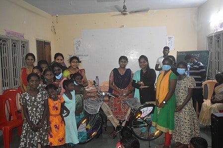 சைக்கிள் உள்ளிட்ட உதவிகளைப் பெற்ற சிறாா் இல்லக் குழந்தைகள்,