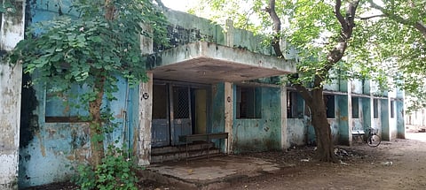 பண்ருட்டி அரசு ஆண்கள் மேல்நிலைப் பள்ளியில் சிதிலமடைந்துள்ள ஆய்வகக் கட்டடம்.