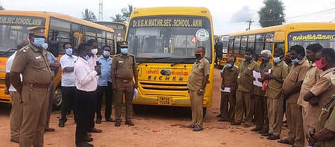 பள்ளிப் பேருந்துகளின் ஓட்டுநா்கள் கவனமுடன் பணியாற்ற வேண்டும்: கோட்டாட்சியா் சிவதாஸ் அறிவுறுத்தல்